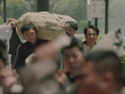 上海市民通宵排队用金圆券兑换人民币