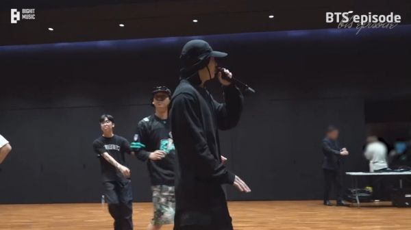 柾国彩排穿大鞋引热议,j-hope巡演花絮曝光