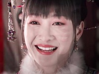“我是在绝境中绽放的花 即便身处悬崖 也要展现我的风华”