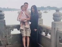 朱珠一家三口出游被拍，老公抱娃陪伴妻子身材丰腴