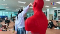 当事假人：是我报的警，当时我就觉得有人在戳我鼻孔，后来又来一个