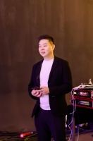 深耕行业十余载，张哲以专业铸就演艺舞台无数经典