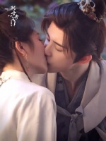 小情侣耳朵通红引网友调侃