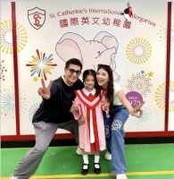 TVB视帝女儿幼儿园毕业，大方晒三口合照，小家伙像妈！