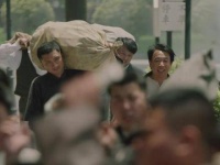 上海市民通宵排队用金圆券兑换人民币