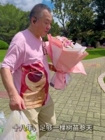 乔任梁出道18周年父亲穿粉色扫墓，粉丝同祭