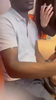 女子问黑人有没有会说中文的一起玩，因为自己英文很差