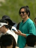 高云翔离婚后近照曝光,身材发福留长发显油腻