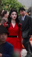哇 这身红色西装裙太明艳了! 王楚然沪上红玫瑰