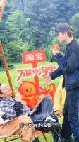 范丞丞亲吻沈腾手背，沈腾表情引热议