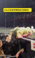 水果姐演唱会唱《I Kissed a Girl》时亲吻女生后跑开