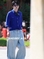 又酷又帅的少爷从远处走来 这大长腿 这精致的小脸好迷人呐