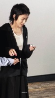 窦靖童模仿AI炒菜视频被自己逗笑