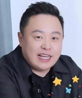近日相声演员阎鹤祥在北京低调举办婚礼，少班主郭麒麟忙前忙后