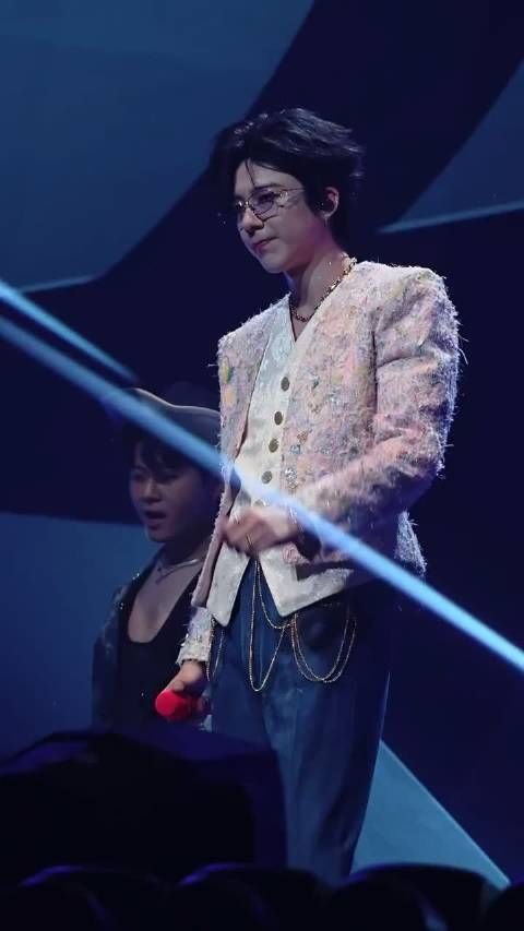 一边扭一边咬嘴唇 大手慢慢抓紧 这苏感谁懂啊 啊啊啊啊啊宁宁可盐可酷啊