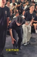 新电影路演现场，刘昊然腿抽筋了，注意休息啊