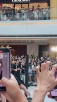 任嘉伦上海活动，任嘉伦被扔东西，差点砸到他 陈梦任嘉伦同框打乒乓