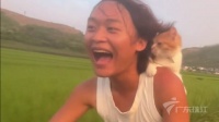 广西小伙背着猫咪在田野兜风，网友：快乐就是这么简单