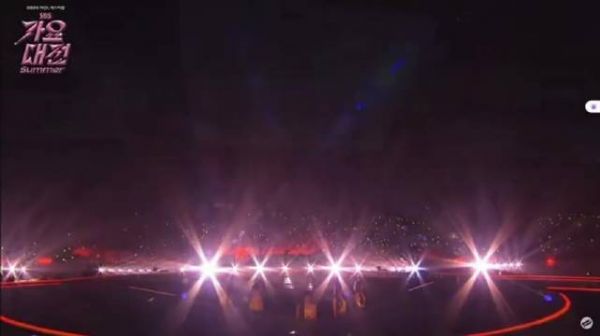 ITZY亮相SBS夏季歌谣大战表演《Girls Will Be Girls+SNEAKER》
