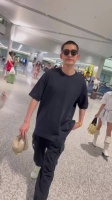 张翰机场现身寸头墨镜造型酷飒，油腻感全无显成熟稳重