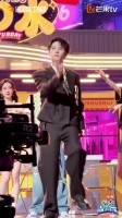 檀健次演绎打车摇舞姿引热议
