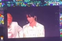 马嘉祺帮丁程鑫整理麦克风，祺鑫来了！