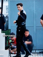 被粉丝们喊的夸张大佛爷的话逗笑了，回头听完比，九门片场路透