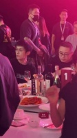 易烊千玺晚宴路透曝光，刘强东现身耳语