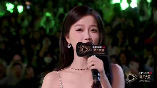 小情侣甜蜜互动,一听要跟虞书欣合唱,丁禹兮嘴角简直比AK都难压