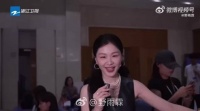金靖亮相王牌直播间，黑色皮衣显瘦活力四射