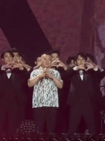 岳云鹏这伴舞能把人笑死 这钱咱就说太好赚了哈哈哈，但是得能憋住笑！