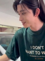 敖瑞鹏婉拒韩国粉丝礼物收下手写信，英语道别显贴心