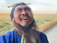 一千年前的狂风，瞬间摧毁了身后的麦浪！