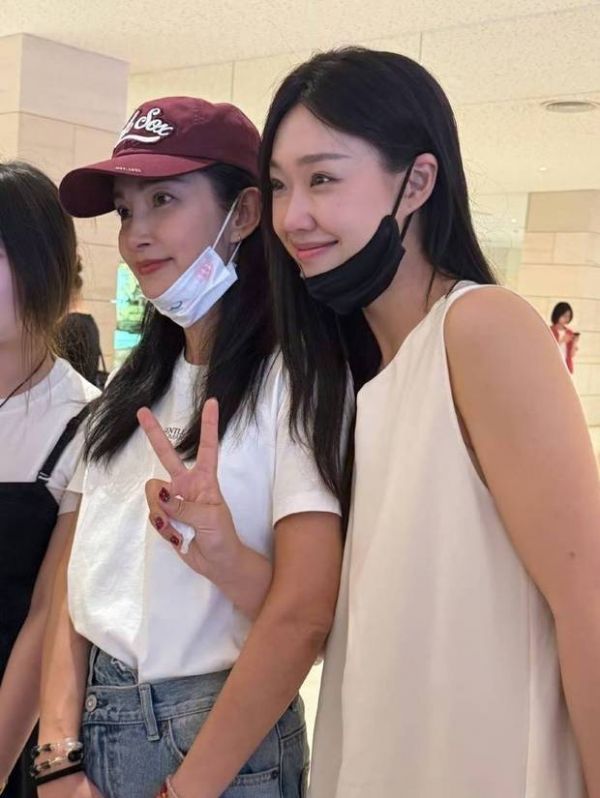 李冰冰管乐与路人合照。