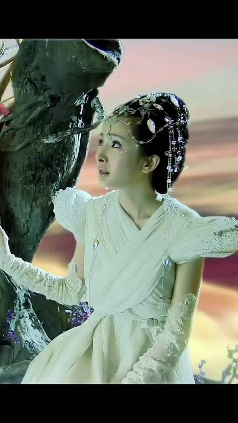 杨幂仙剑夕瑶造型惊艳,珠翠满头仙气十足