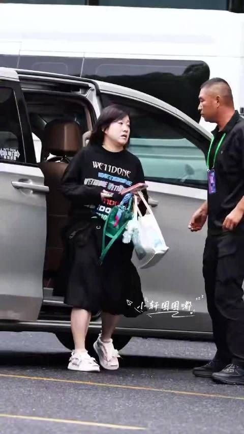 关晓彤全副武装现身王牌9录制现场