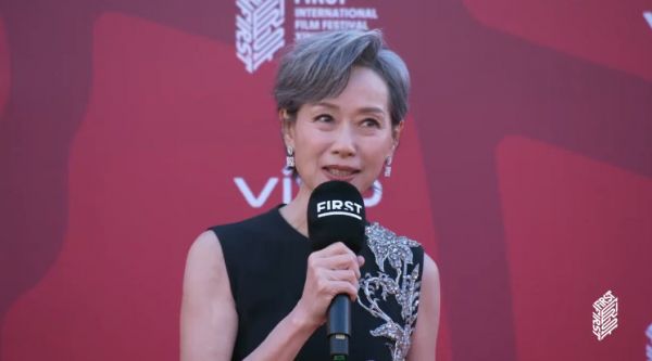 叶童FIRST青年电影展红毯采访 第一次西宁有一些些高反微熏的感觉，人气好旺啊