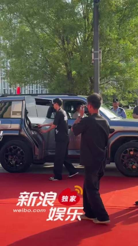 张新成身着黑色西装亮相FIRST影展闭幕红毯，周围此起彼伏 “好帅～”
