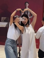 李冰冰管乐手挽手看舞剧 贴脸比心自拍感情超好