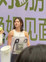 吴艳妮一脸苦桀骜不驯的样子，啥时候能改了，我就成为你粉丝