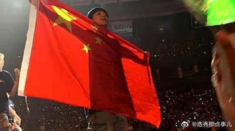 王嘉尔国外演唱会高举国旗,网友:这才是香港明星该有的样子