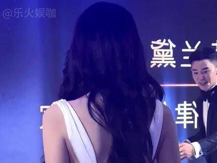黄圣依镜头避下半身原因曝光，颁奖典礼内场画面揭示摄影师困境