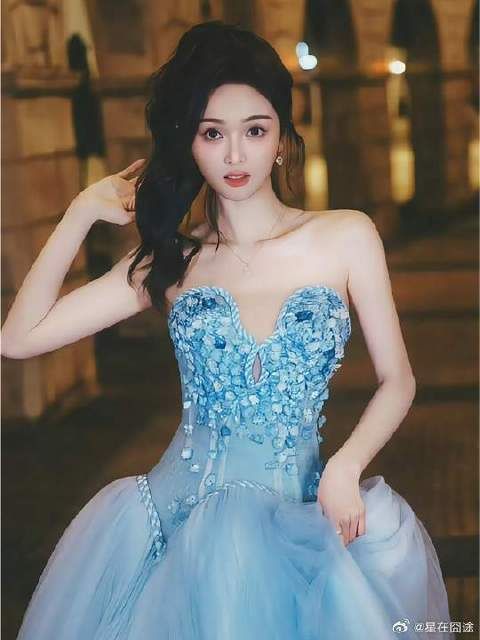 吴宣仪一袭蓝色公主裙，扎马尾活力俏皮，甜美又可爱！