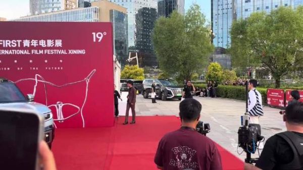 易烊千玺亮相first影展，西装造型少年感十足
