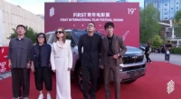 易烊千玺亮相First闭幕红毯，浅棕西装好帅