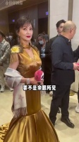 71岁赵雅芝颈纹显老态，86岁吴彦姝优雅老去