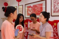 剪纸“金名片”如何擦亮？长理学子在马丽娅工作室寻找答案