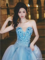 吴宣仪一袭蓝色公主裙，扎马尾活力俏皮，甜美又可爱！