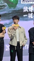 说热度破万要跳伞，是真的跳伞
