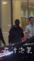 易烊千玺现身北京机场生图气场强大